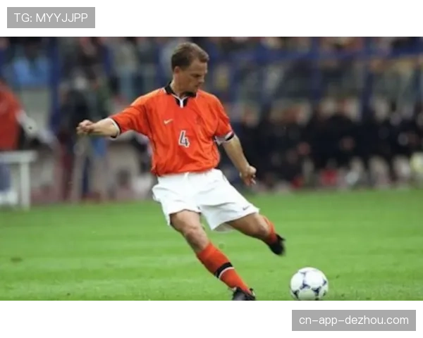 特写镜头：麦迪逊直接任意球破门后，指向天空告慰亡友